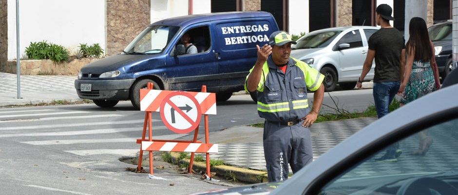 Sistema de mão única modifica tráfego nas ruas de Bertioga - Diário do Litoral
